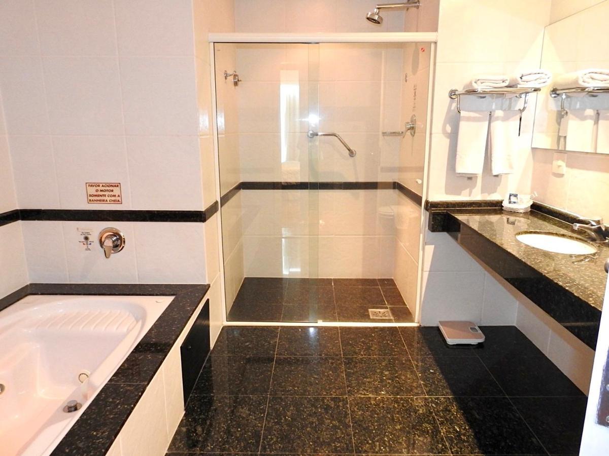 Constantino Hotel E Eventos Juiz de Fora Exteriör bild A shower cubicle