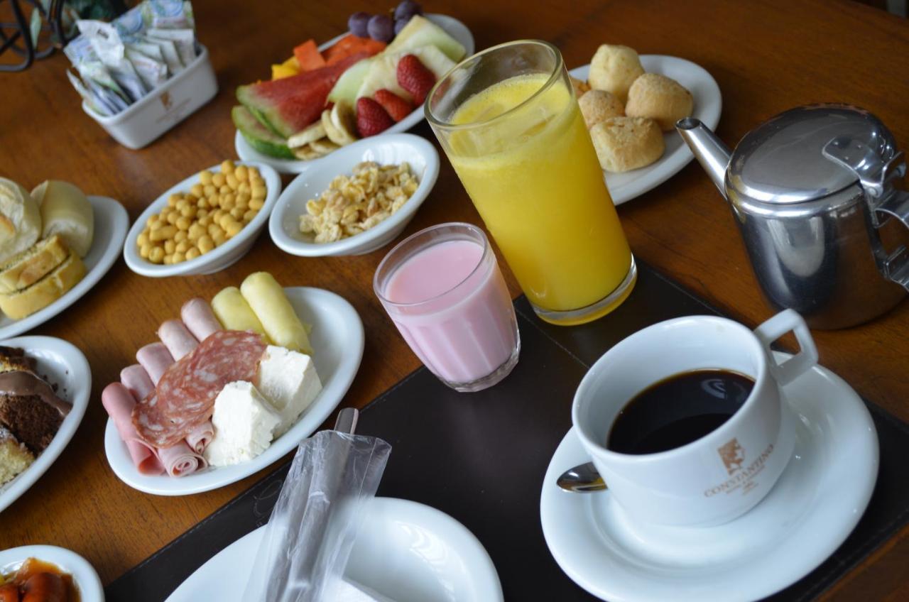 Constantino Hotel E Eventos Juiz de Fora Exteriör bild A typical breakfast in Brazil