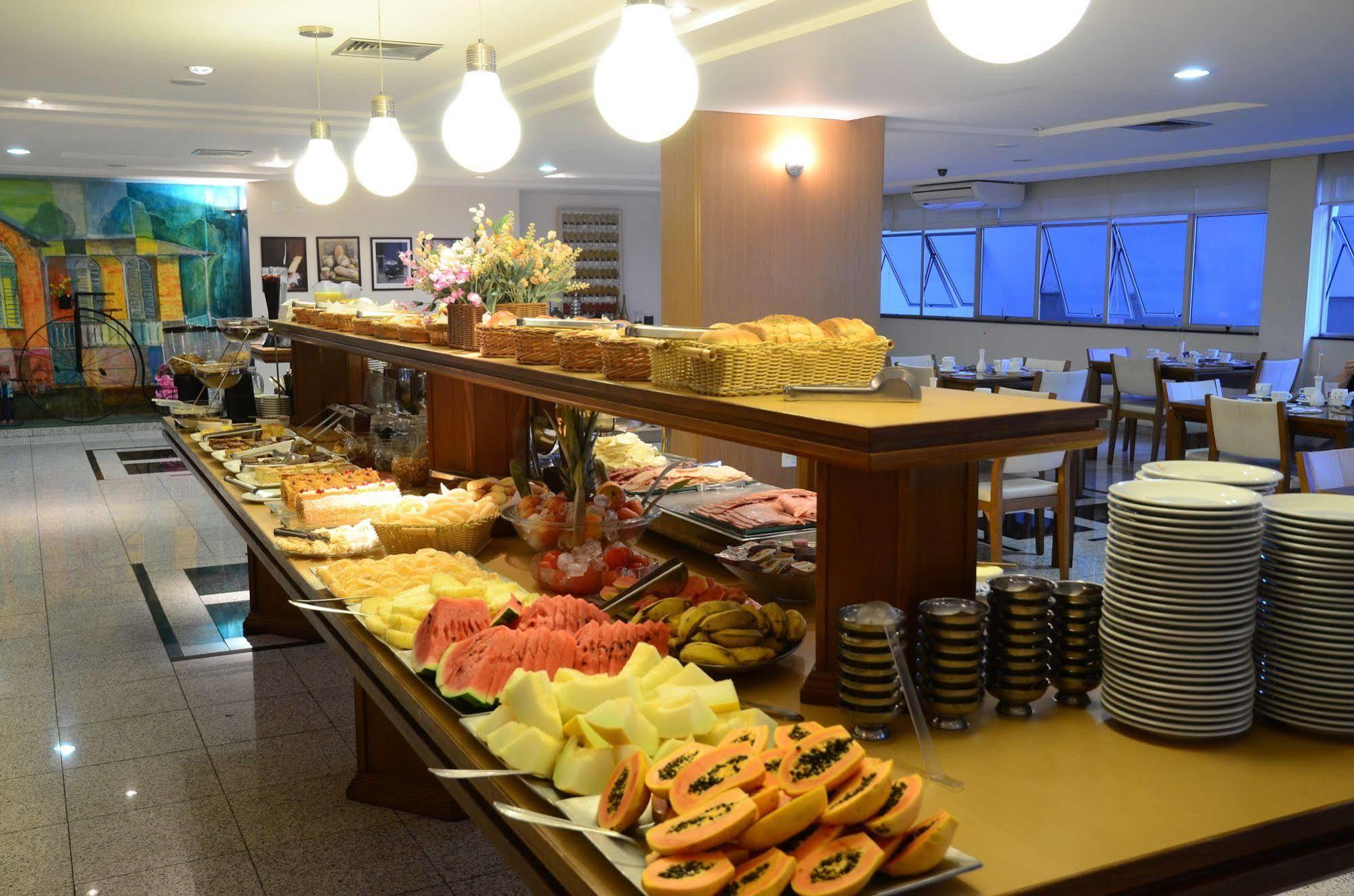 Constantino Hotel E Eventos Juiz de Fora Exteriör bild A buffet at a hotel